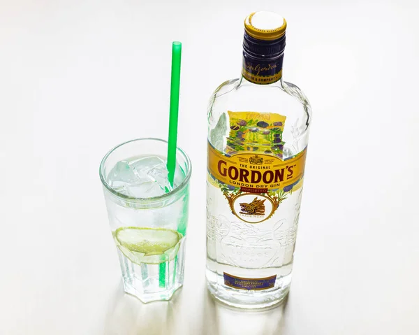 Moscow Russia November 2020 Üzerinde Gordon London Dry Cin Şişesi — Stok fotoğraf