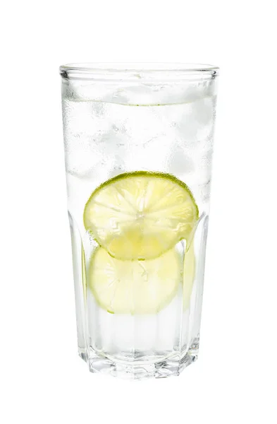 玻璃杯中杜松子酒和补品鸡尾酒的侧面视图 在白色背景上隔离两片石灰和冰块 — 图库照片