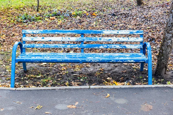 Ošuntělá Modrá Bílá Dřevěná Lavička Veřejné Městské Zahradě Podzim — Stock fotografie