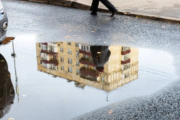 Cityscape Rain Puddle Reflection Municipal Urban House Walking Man Asphalt — Stock Photo, Image