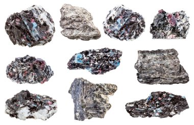 Beyaz arka planda cilalanmamış biyotit mineralli doğal kaya örneklerinin jeolojik koleksiyonu