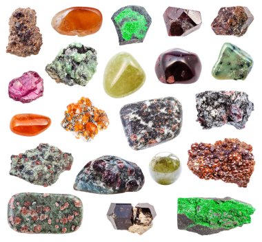 çeşitli Garnet doğal mineral taşları ve beyaz arka planda izole kaya örnekleri.