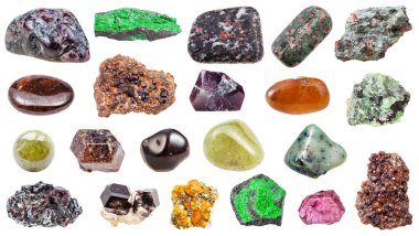 Çeşitli Garnet doğal mineral taşları ve beyaz arka planda izole edilmiş kaya örnekleri.