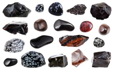 Çeşitli Obsidian (volkanik cam) doğal mineral değerli taşlar ve beyaz zemin üzerinde izole kaya örnekleri