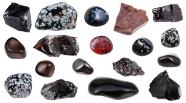 Çeşitli Obsidian (volkanik cam) doğal mineral değerli taşlar ve beyaz zemin üzerinde izole kaya örnekleri.