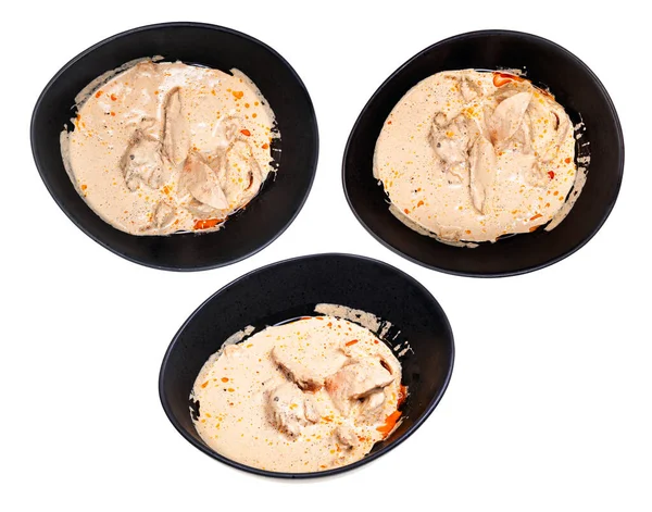 从核桃沙司鸡肉中分离出一套白色背景的Satsivi 白胡桃酱中的鸡中提取的石榴辣味冷开胃菜 — 图库照片