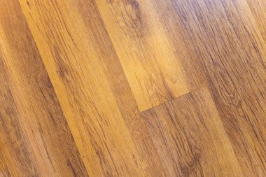 Kapalı alanda meşe ağacından yapılmış ahşap döşeme manzarası.