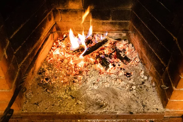 Vue Dessus Bois Chauffage Fumant Cendres Dans Cheminée Brique Maison — Photo