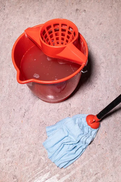 View Mop Cleaning Linoleum Flooring Red Bucket Dirty Water Home — Stock Photo, Image