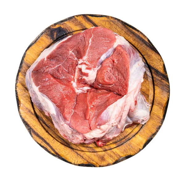 隔离在白色背景下的木制切菜板上的生肉片顶部视图 — 图库照片