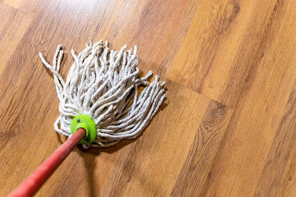 Standpunt Van Touw Dweilen Vegen Houten Laminaat Vloer Thuis — Stockfoto