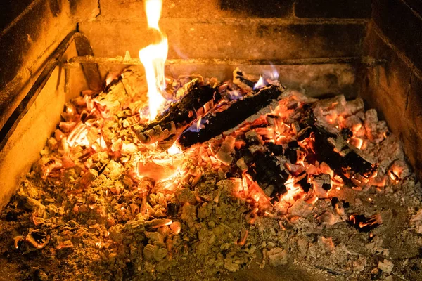 Bois Fumant Cendres Chaudes Dans Cheminée Maison Gros Plan — Photo