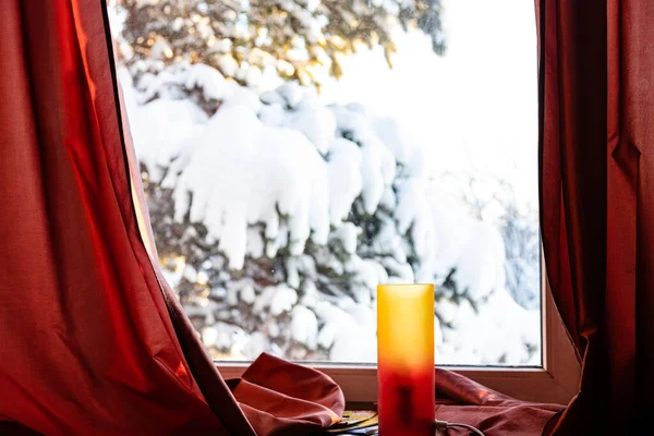 Нічна Лампа Підвіконні Червона Завіса Навколо Вікна Котеджі Вид Снігове — стокове фото