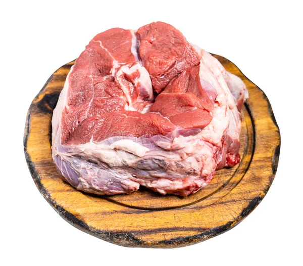 白地に隔離された木の板にかけられた生のハラール牛肉のシャンク — ストック写真