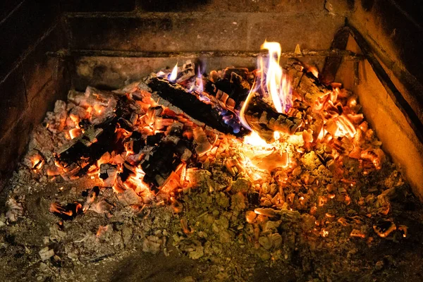 Bois Chauffage Fumant Cendres Chaudes Dans Cheminée Maison Gros Plan — Photo