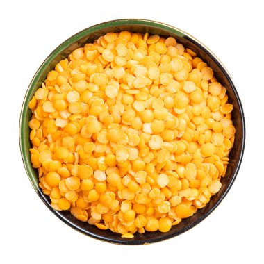 Beyaz arka planda izole edilmiş yuvarlak kasedeki çiğ kırmızı mercimeğin üst görüntüsü