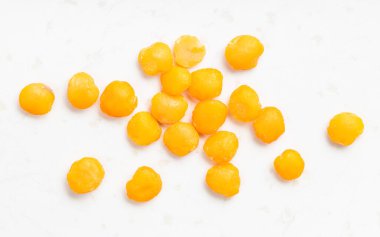 Birkaç çiğ kırmızı mercimek gri seramik tabakta kapanıyor.