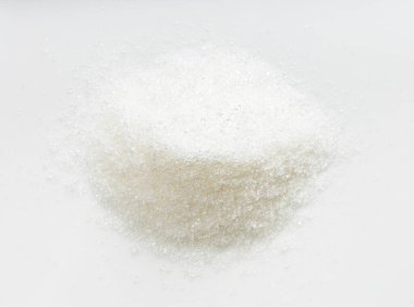 Beyaz rafine pancar şekeri yığınının üst görüntüsü gri seramik tabağa yakın