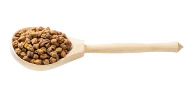 Tahta kaşıkta çiğ siyah nohut. Beyaz arka planda izole edilmiş.