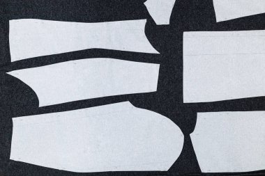 Koyu renk kumaş üzerindeki dikiş desenlerinin düzeni