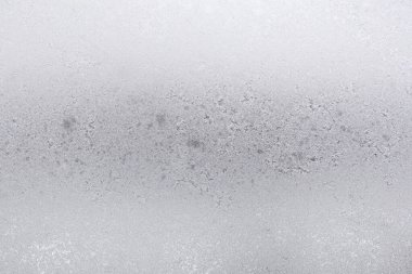 Kentteki kentsel evlerde, kış gününde ev penceresinin yüzeyinde don (pencere camına odaklan)