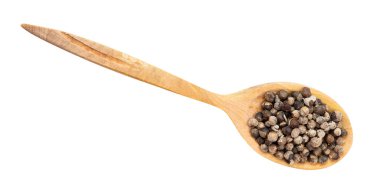 Beyaz arka planlarda izole edilmiş tahta kaşıkla keşişin biberinin (vitex) üst görüntüsü