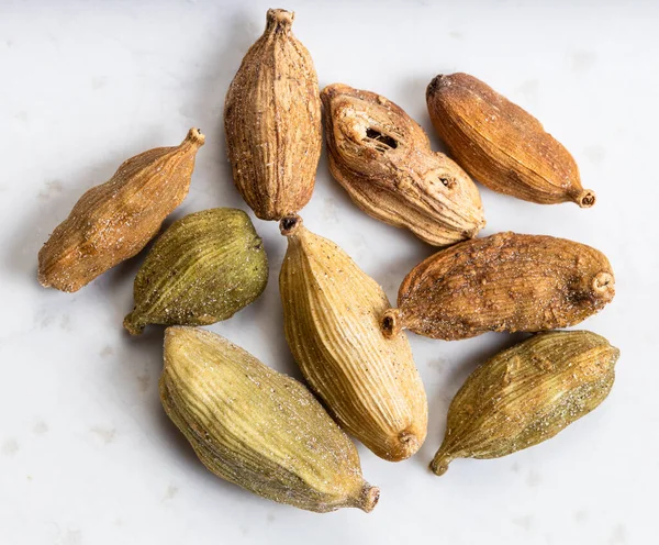 Vista Dall Alto Diversi Baccelli Cardamomo Vicino Sul Piatto Ceramica — Foto Stock