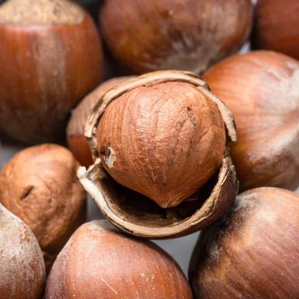 Fondo Cuadrado Los Alimentos Avellanas Maduras Enteras Descascaradas Cerca —  Fotos de Stock