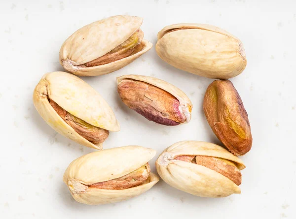 Several Shelled Ripe Pistachio Nuts Close Gray Ceramic Plate — Stock Photo, Image