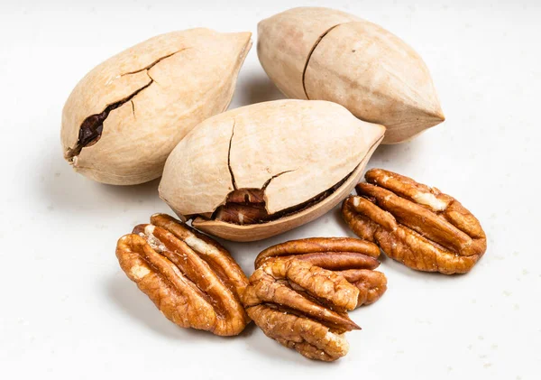 Cracked Shelled Pecan Nuts Close Gray Ceramic Plate — Stock Photo, Image