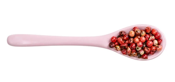 Bovenaanzicht Van Keramische Lepel Met Roze Peperkorrels Baie Roos Geïsoleerd — Stockfoto