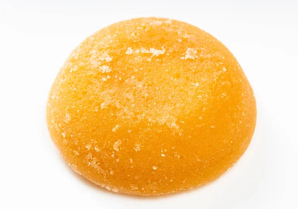 Pojedynczy Okrągły Kawałek Cukru Palmowego Szarej Ceramicznej Płytce — Zdjęcie stockowe