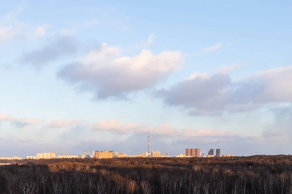 Хмари Блакитному Небі Заходу Сонця Над Міським Парком Вид Освітлений — стокове фото