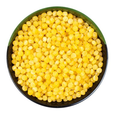 Beyaz arka planda izole edilmiş yuvarlak kase içinde pişmemiş ptitim makarna (İsrail kuskusu) üst görünümü