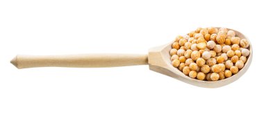 Kurumuş, sarı bezelyeli tahta kaşık beyaz arka planda izole edilmiş.