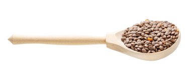 Kahverengi kabuksuz kırmızı mercimek ile ahşap kaşık beyaz arka planda izole