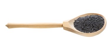 Beyaz arka planda izole edilmiş haşhaş tohumlu tahta kaşık