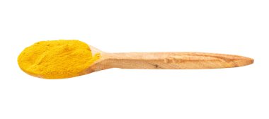 Beyaz arkaplanda izole edilmiş yasaklı (zerdeçal) tozlu ahşap kaşık