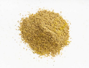 Gürcistan khmeli suneli aromasının üst görüntüsü Gri seramik tabağa yakın