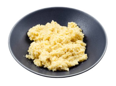 Haşlanmış yulaf lapası. Beyaz arka planda gri kasede inliyor.