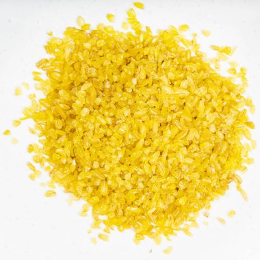 Bulgur Groats 'un üst görüntüsü gri seramik tabağa yakın