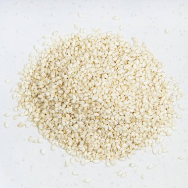 Gri seramik tabağa yakın beyaz susam tohumlarının üst görünümü