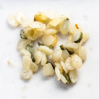 Birkaç çekirdek kenevir tohumu gri seramik tabağa yakın.