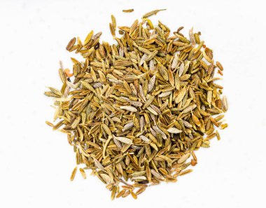 Gri seramik tabakta kimyon (cuminum cyminum) tohumlarının üst görünümü