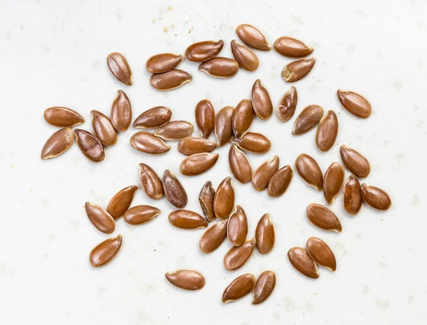 Several Brown Flax Seeds Close Gray Ceramic Plate — Stock Photo, Image