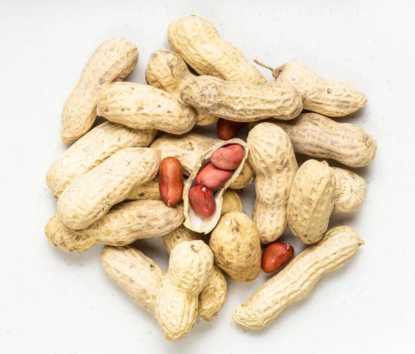 Top View Pile Whole Peeled Peanuts Close Gray Ceramic Plate — Stock Photo, Image