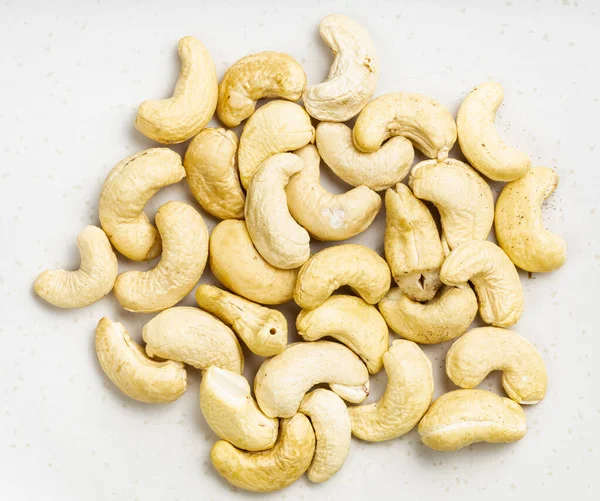 Top View Pile Raw Cashew Seeds Close Gray Ceramic Plate — Stock Photo, Image