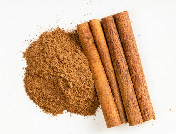 Top View Cinnamon Sticks Powder Close Gray Ceramic Plate — Stock Photo, Image