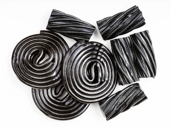Varios Caramelos Regaliz Negro Cierran Plato Blanco —  Fotos de Stock