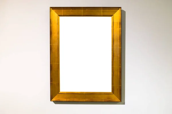 水平墙上有切割帆布的垂直宽而平的金相框 — 图库照片